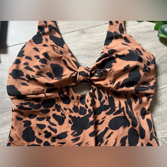 Kian D F&F Leopard Print keyhole One Piece Swimsuit. Size M - Picture 2 of 4